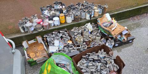 Le latte di vernice e solvente abbandonate in via Adamoli