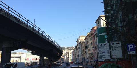 Un'immagine di via Gramsci in direzione ponente, sovrastata dalla sopraelevata Aldo Moro