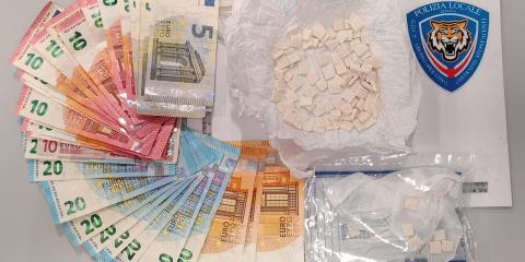 Il materiale sequestrato dalla Polizia Locale: banconote di vario taglio e le dosi di sostanza stupefacente