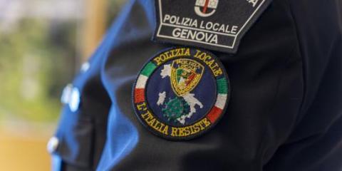 Patch sulla divisa di un agente della Polizia Locale con la scritta "L'Italia resiste"