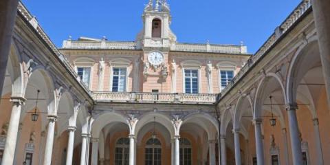 Il porticato di Palazzo Tursi in una giornata di sole