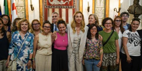 la sindaca Salis con le coppie di mamme dei primi figli riconosciuti dalla doppia maternità