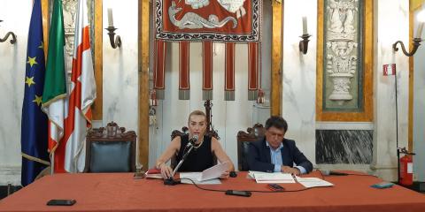 La sindaca Salis e l&#039;assessore Ferrante insieme nel Salone di Rappresentanza dopo la giunta comunale