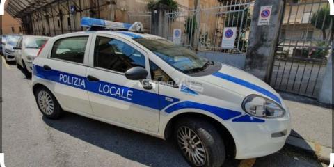 Un'auto di servizio della Polizia Locale di Genova (foto di repertorio)