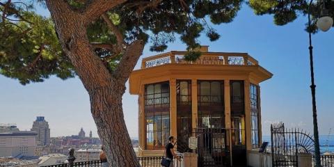 Il suggestivo capolinea dell'ascensore Castelletto Levante con ampia vista panoramica sulla città