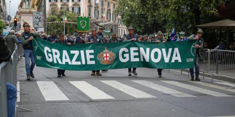 Sfilata alpini con striscione 
