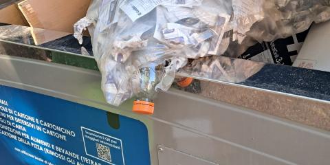 Rifiuti non conferiti correttamente nel bidone della carta