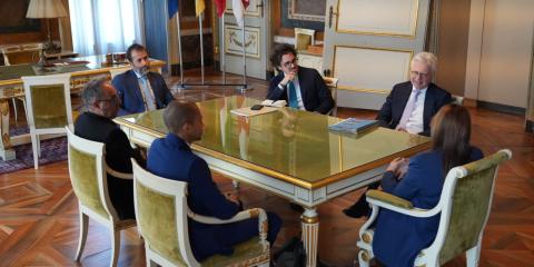 L'ambasciatore Hans-Dieter Lucas seduto al tavolo dell'Ufficio di rappresentanza del sindaco