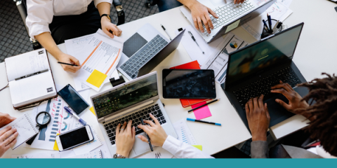 persone che lavorano alla scrivania