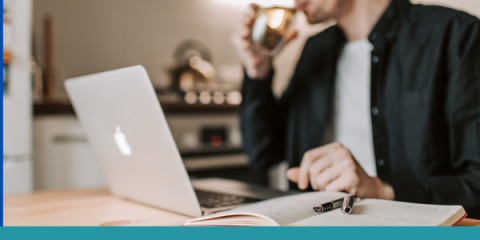 persona lavora al pc