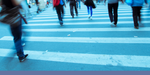 persone che camminano