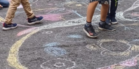 Bambini che giocano nel quartiere