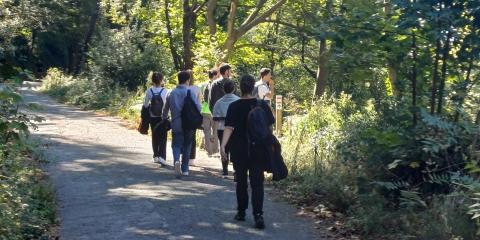 persone che camminano