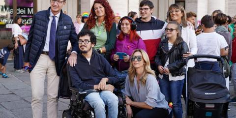 Foto con autorità e team organizzatore: tra loro sindaca Salis, assessore Nicolò, assessora Lodi, Lorenzo Pagnoni