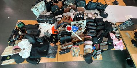 Le borse e i capi contraffatti sequestrati in zona Galeone dalla Polizia Locale