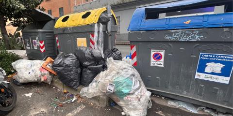 Rifiuti abbandonati fuori dai cassonetti della carta e della plastica