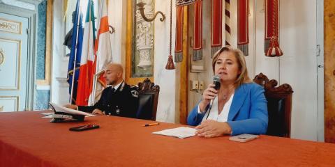 Il comandante Fabio Manzo e la assessora Arianna Viscogliosi in Salone di Rappresentanza per la conferenza stampa