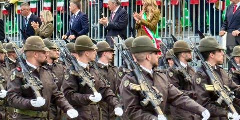 Un momento della sfilata domenicale degli Alpini: in alto le Autorità, tra loro la sindaca Salis