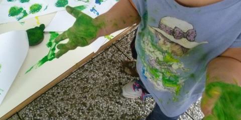 bambino pittura con le mani 