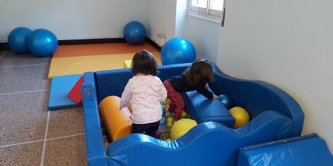 giochi in piscina con le palline