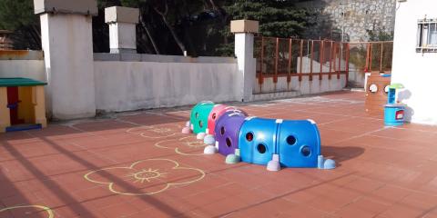 terrazzo con giochi da esterno