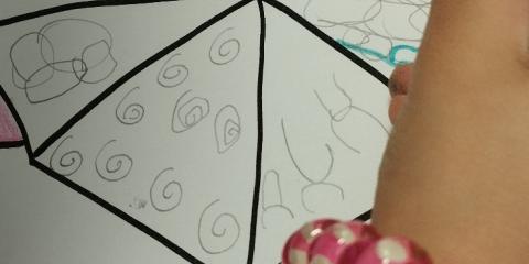 mano di un bambino che disegna