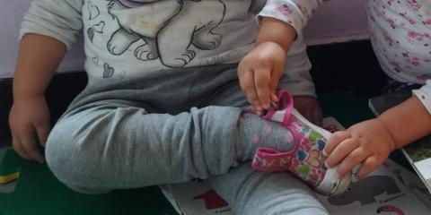 allacciare le scarpe