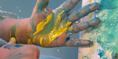 attività di pittura con le mani 