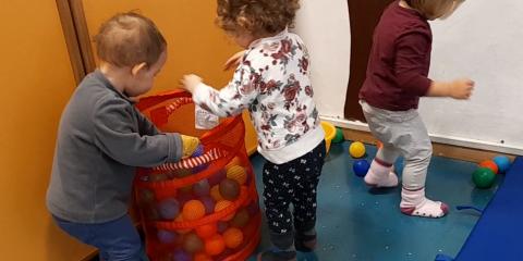  giochi con palline colorate  in classe
