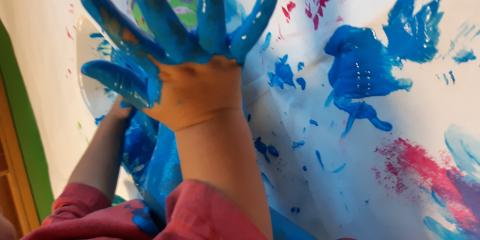 attività di pittura con le mani