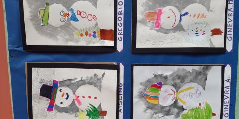 parete con  disegni realizzati dai bambini