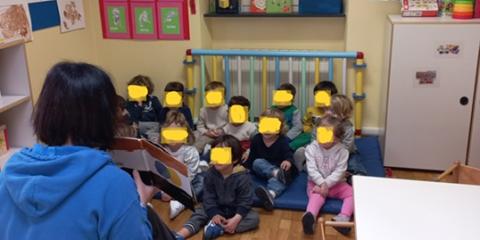l'educatrice legge un libro ai bambini