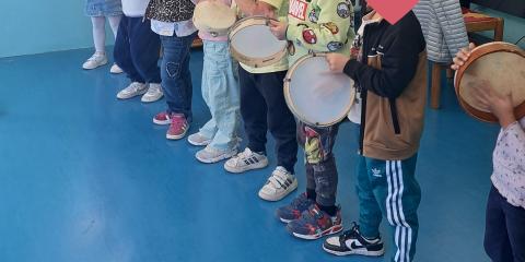attività musicali con tamburelli