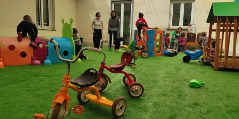 Terrazzo con biciclette e giochi