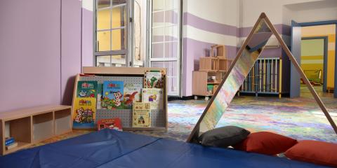 salone con tappeto e libri
