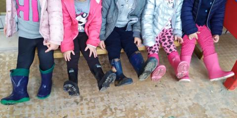 bambini con stivali pronti per giocare all'aria aperta