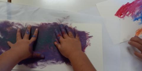 attività di pittura con le mani
