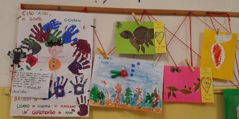 parete con disegni  dei bambini
