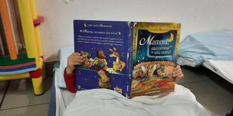 bambino  che legge prima della nanna