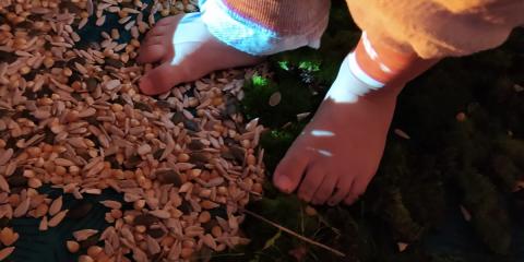 attività in giardino a piedi nudi 