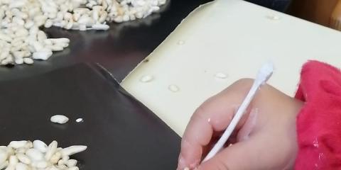 attività di collage con fagioli