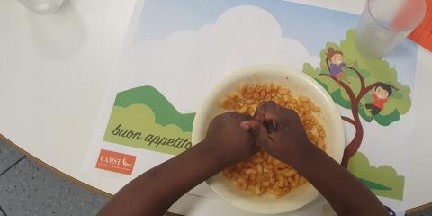 pranzo con pasta al pomodoro