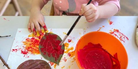 pittura con tempera e foglie