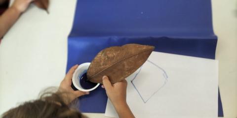 attività di pittura con foglia