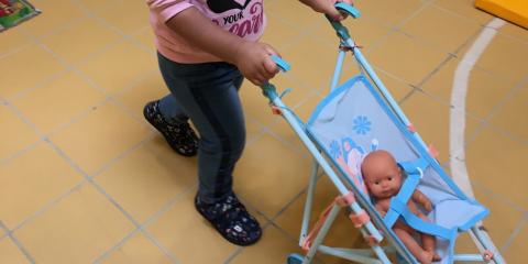  gioco simbolico con bambole e passeggini 