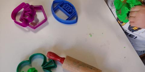 attività e giochi in classe con formine e mattarello