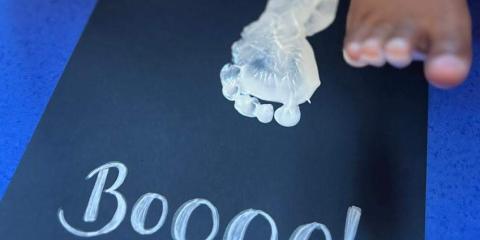 attività: pittura con i piedi