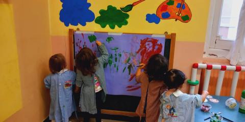 attività di pittura con tempere