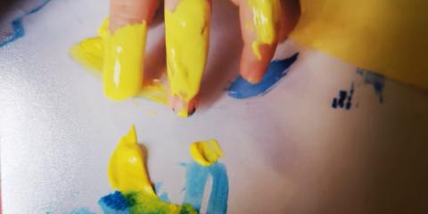 attività di pittura con le mani 