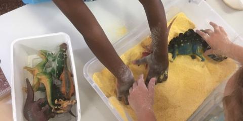 attività con farina di mais  in classe